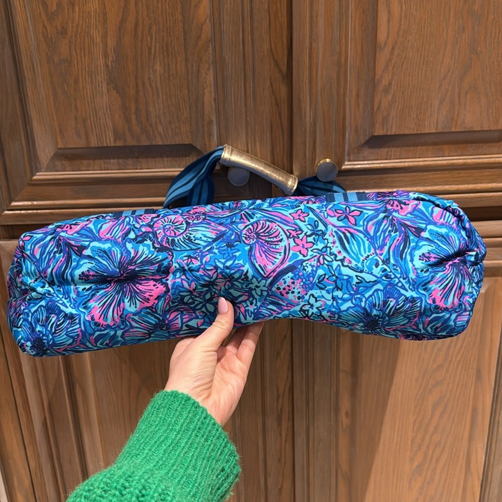 MOVING SALE: Lilly Pulitzer Blue and Pink Cooler Bag - Picture 9 of 13